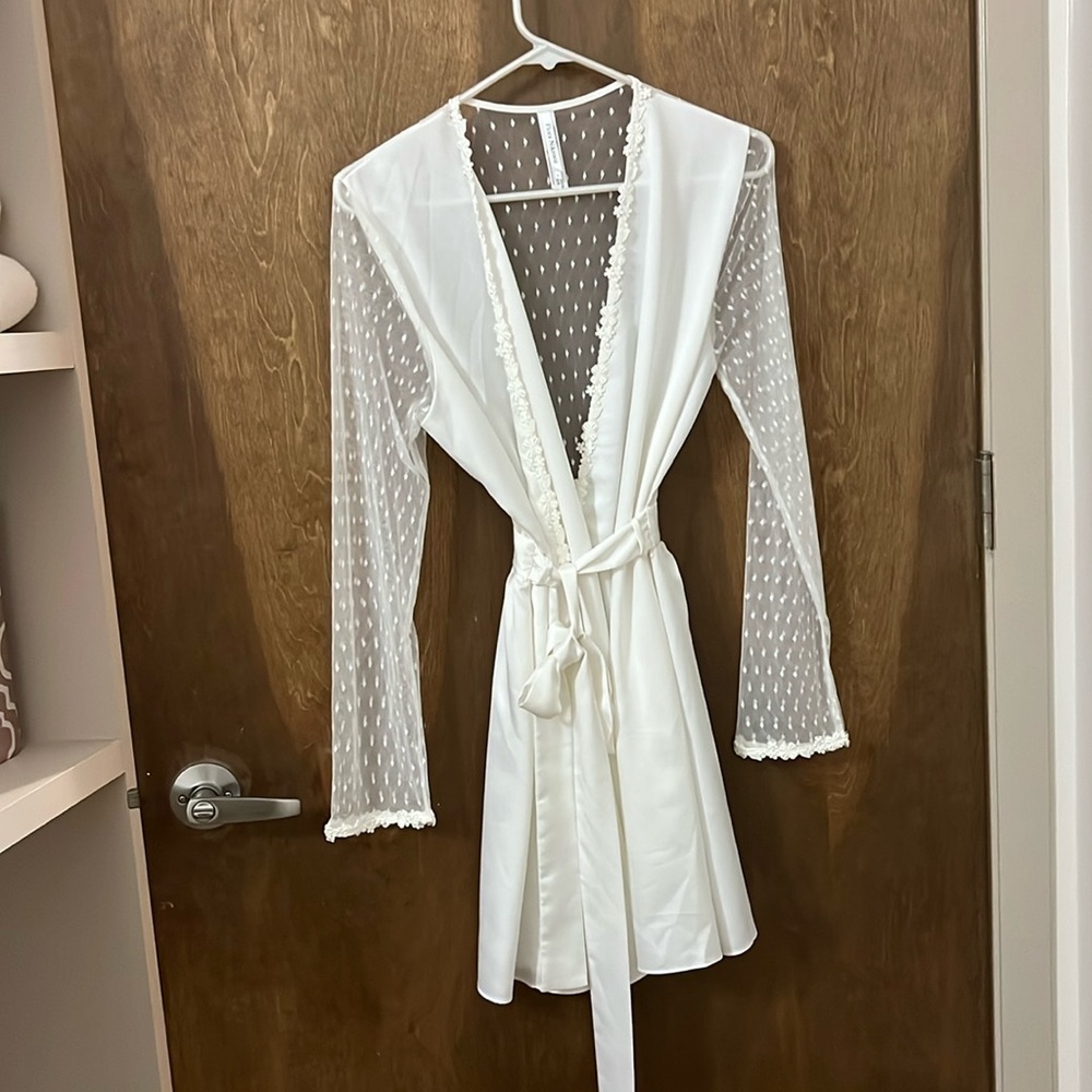 Flora Nikrooz Showstopper Charmeuse Robe, Ivory, Size Small